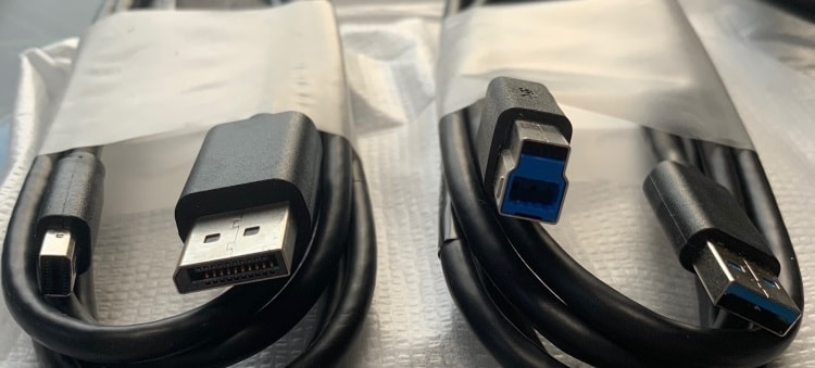 「DP - mini DPケーブル」と「USB3.0ケーブル」