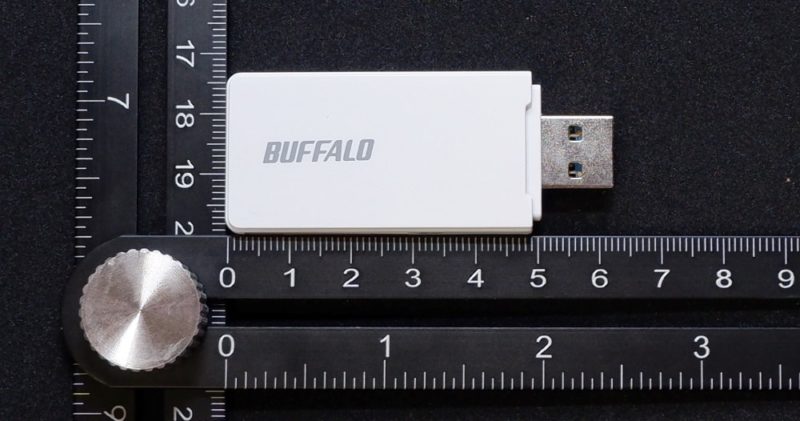 USBポートに挿したときは約5cmほどの長さ