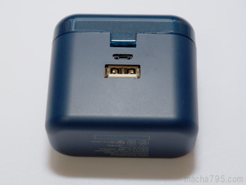 裏側に充電するためのMicro USBポートがあります。