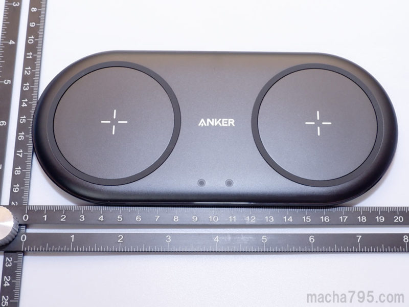 Anker「PowerWave 10 Dual Pad」の横のサイズは 約20.5cm で、縦は 約9.5cmです。