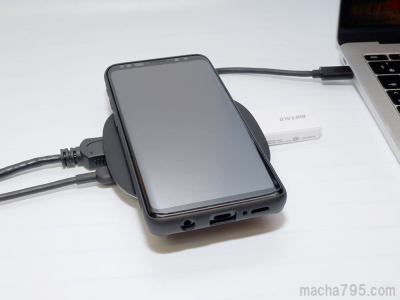 MacBookへの充電・モニターへの出力・データ伝送しながらでもワイヤレス充電できます。