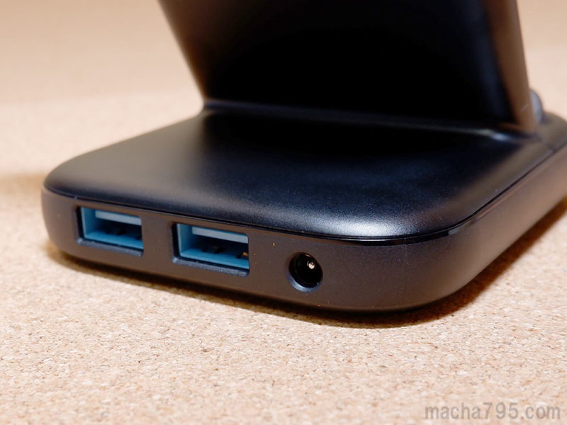 USB-Aポートが2つと、ACアダプターを挿す穴が台座の背面あります。