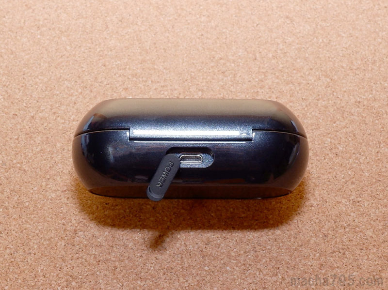 ケース背面に充電用のMicro USBケーブルを接続する端子があります。