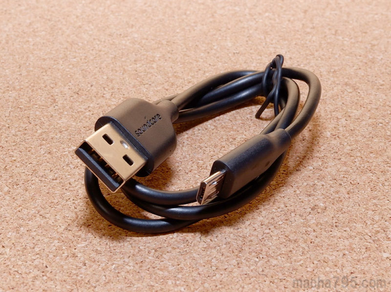 付属のMicro USBケーブルは長さが60cmと少し短めです。