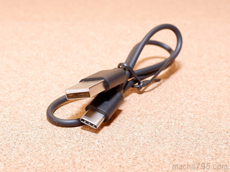 USB-Cケーブルの長さは約37cmで、少し短めですが収納ポーチにも入る長さです