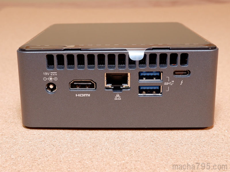 背面は電源ジャック、HDMIポート、有線LANポート、USB3.1ポート、USB-Cポートがあります。