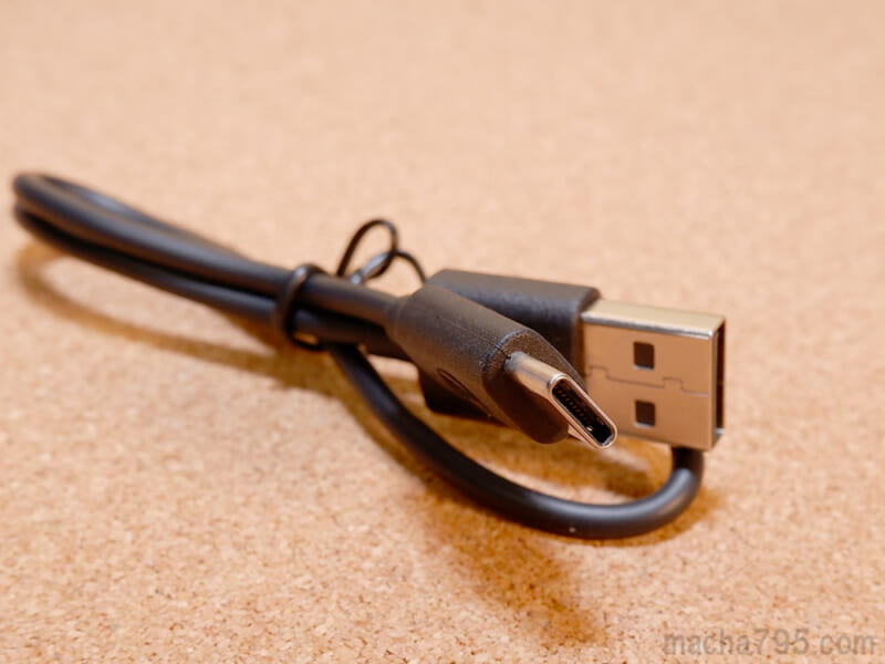 USB-Cケーブルの長さは約30cmで少し短めです