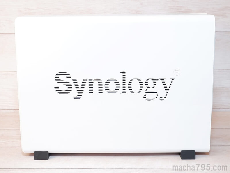 「Synology」のロゴが大きくあります。