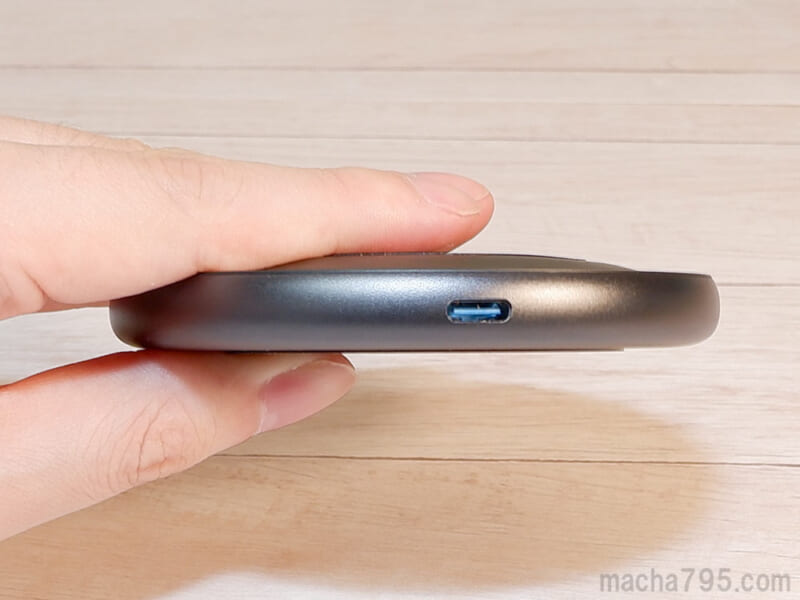 厚さは1.4cmと薄めで、USB-Cケーブルが使えるワイヤレス充電器