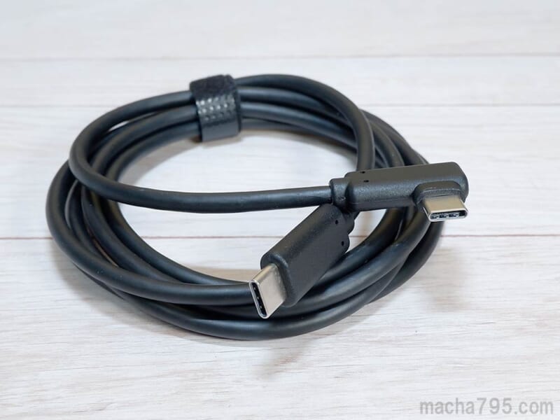 USB-Cケーブルは片側がL字型で1.8m