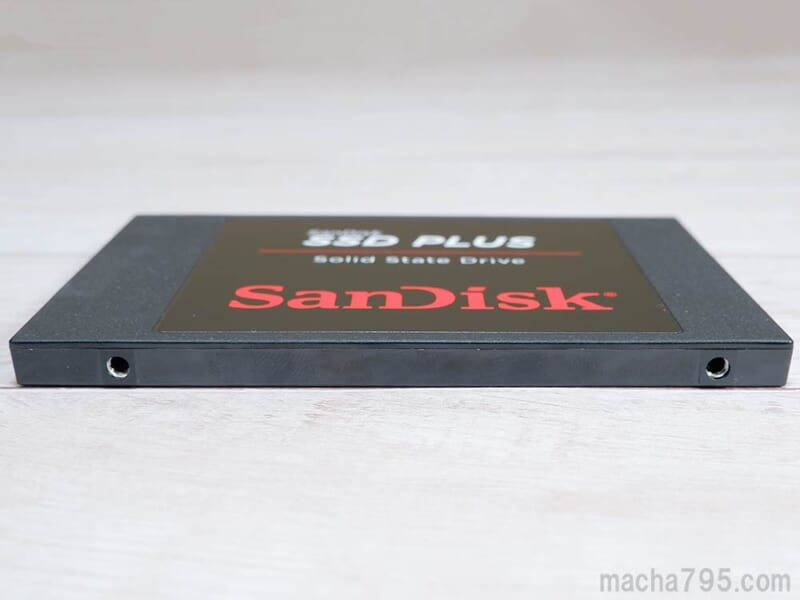 SSD本体の側面には、2箇所ネジ穴
