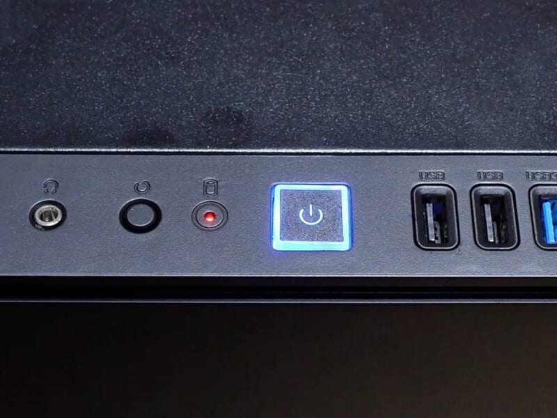電源ボタンは青色、HDDのアクセスランプは赤色